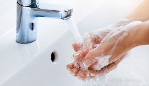 食事前の手指へのアルコール消毒や手洗いはなぜ必要なのか